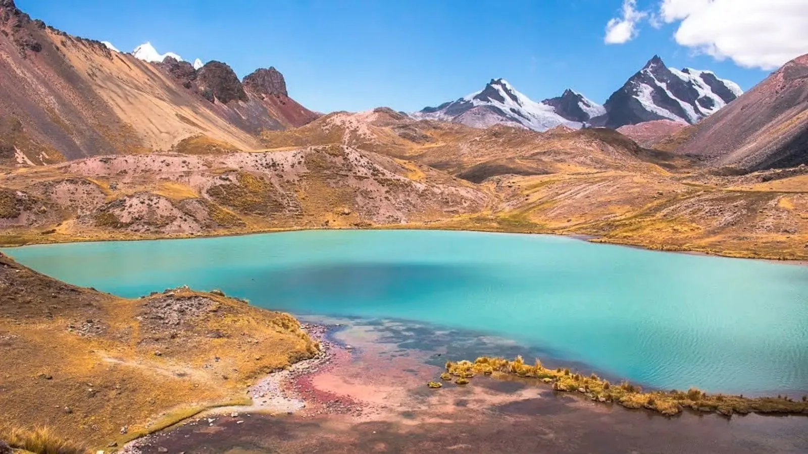 A turquoise lagoon on the Ausangate circuit